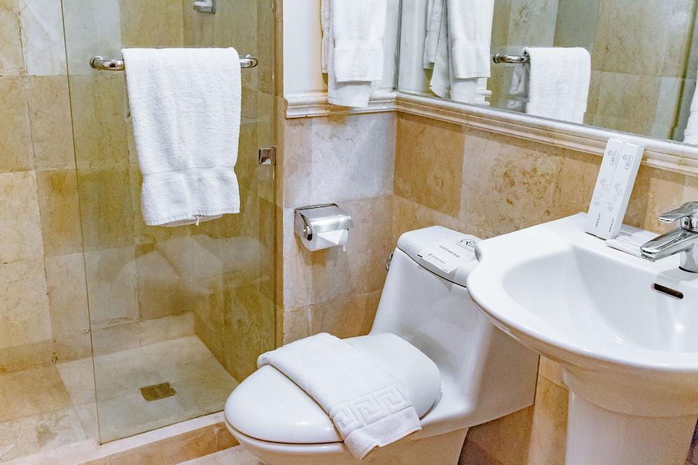 Crown Regency Courtyard Resort Balabag  Экстерьер фото
