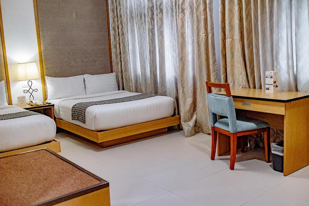 Crown Regency Courtyard Resort Balabag  Экстерьер фото