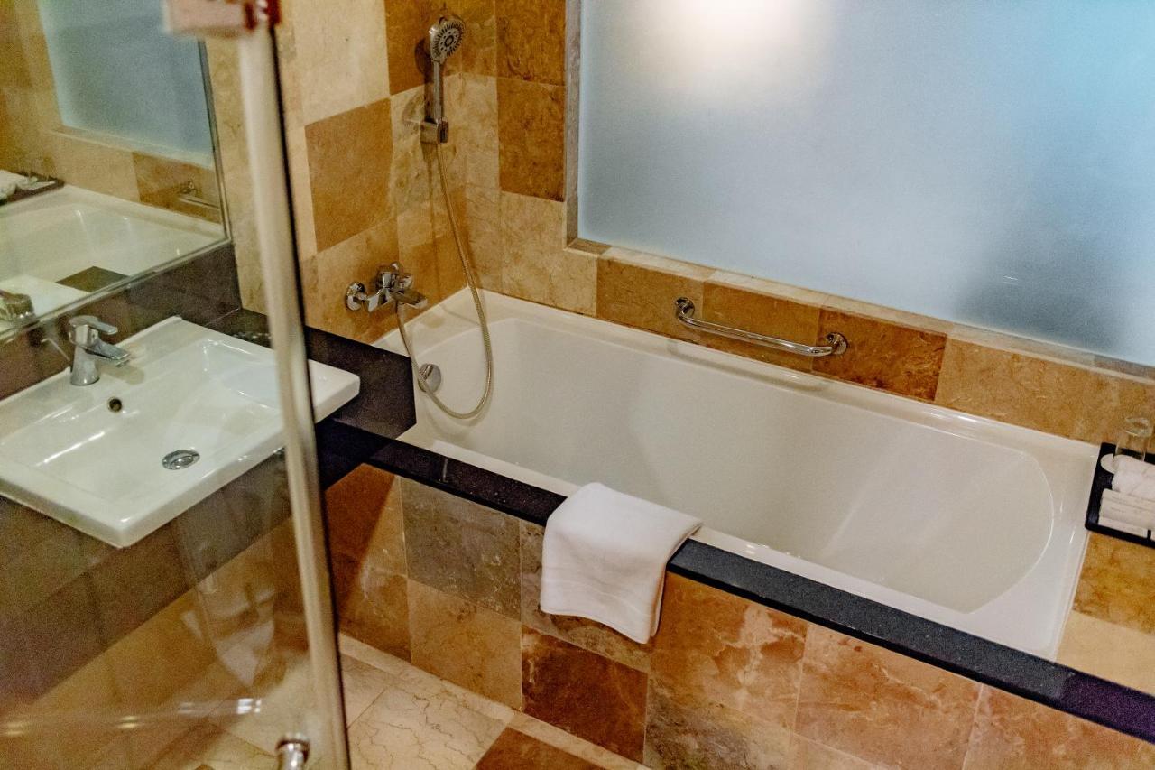 Crown Regency Courtyard Resort Balabag  Экстерьер фото