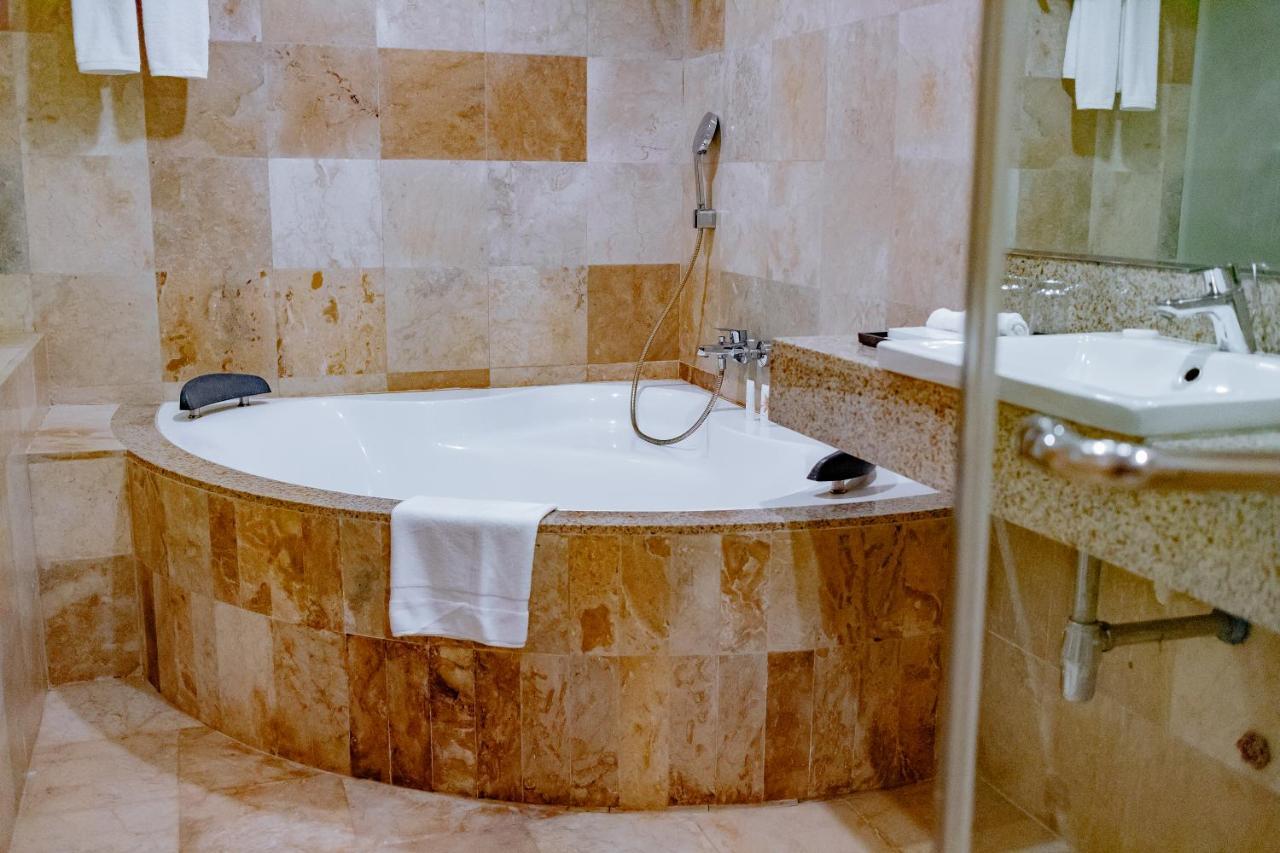 Crown Regency Courtyard Resort Balabag  Экстерьер фото
