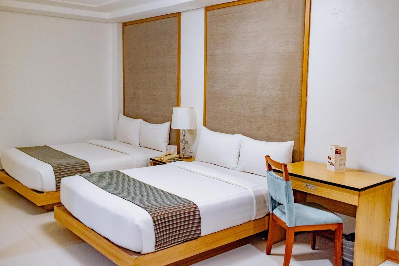 Crown Regency Courtyard Resort Balabag  Экстерьер фото
