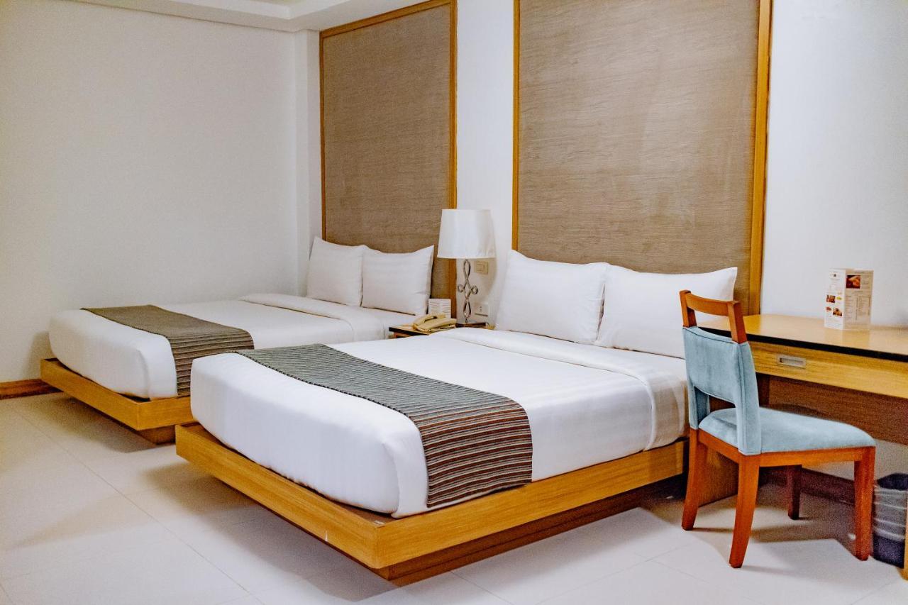 Crown Regency Courtyard Resort Balabag  Экстерьер фото
