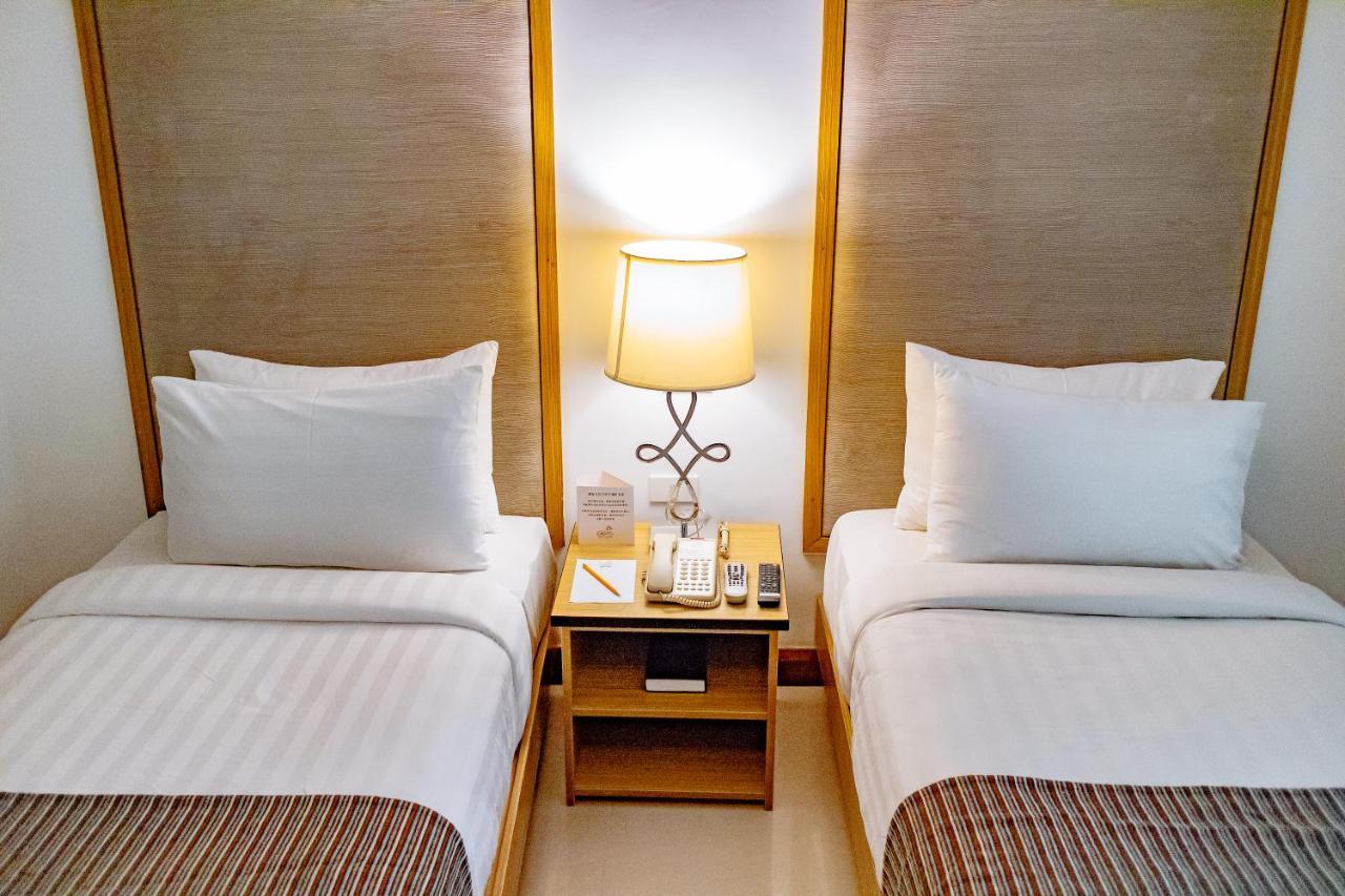 Crown Regency Courtyard Resort Balabag  Экстерьер фото