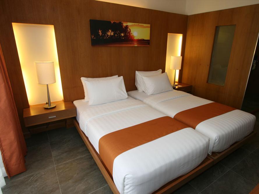 Crown Regency Courtyard Resort Balabag  Экстерьер фото