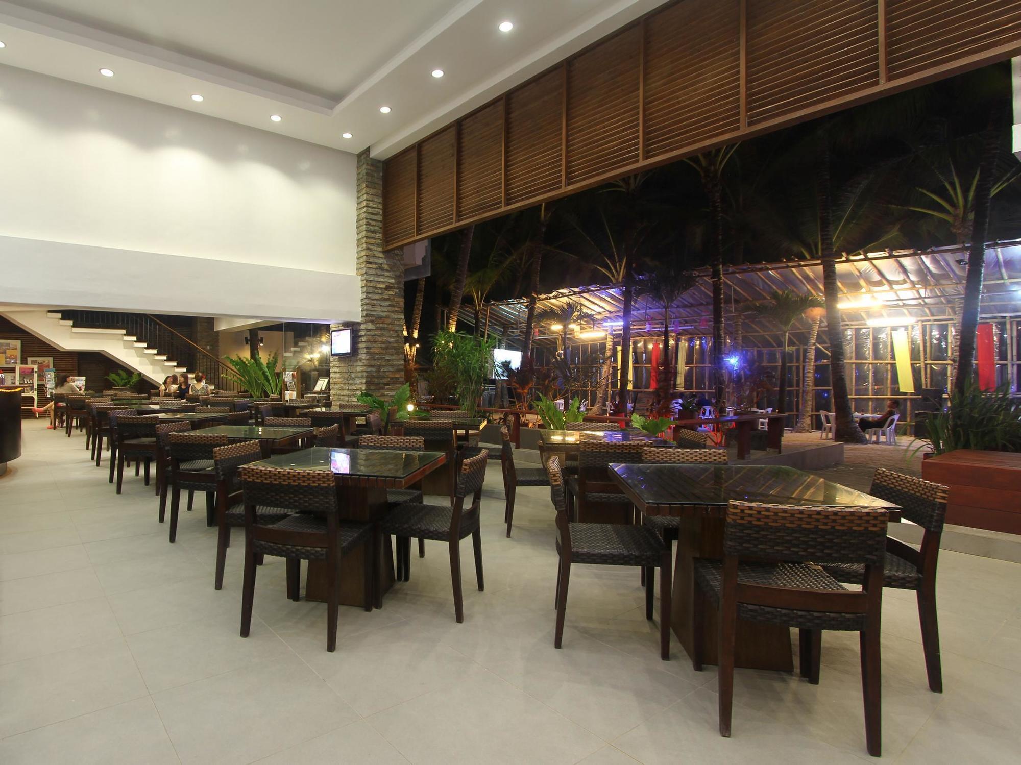 Crown Regency Courtyard Resort Balabag  Экстерьер фото