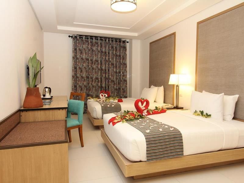 Crown Regency Courtyard Resort Balabag  Экстерьер фото