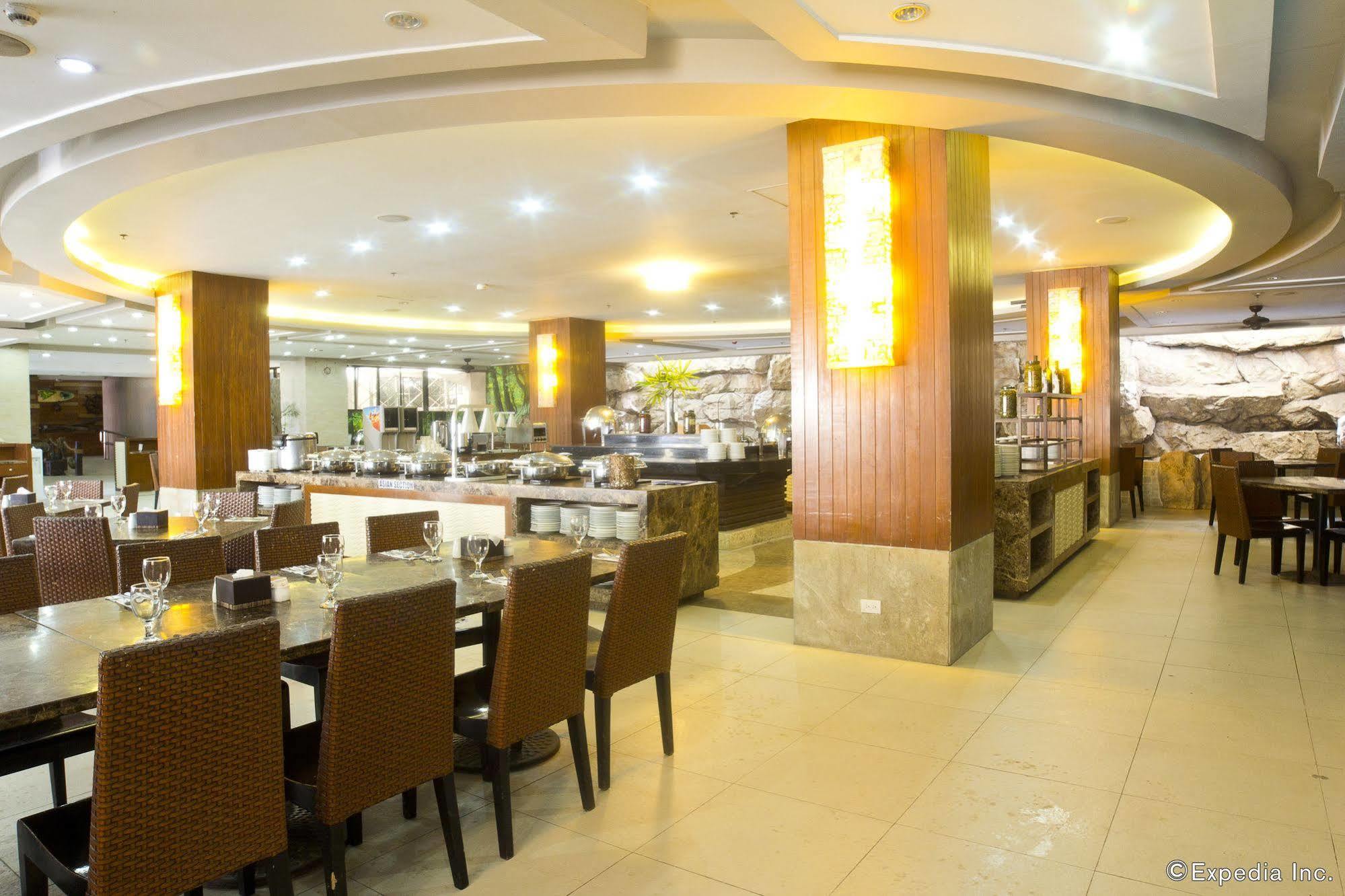 Crown Regency Courtyard Resort Balabag  Экстерьер фото