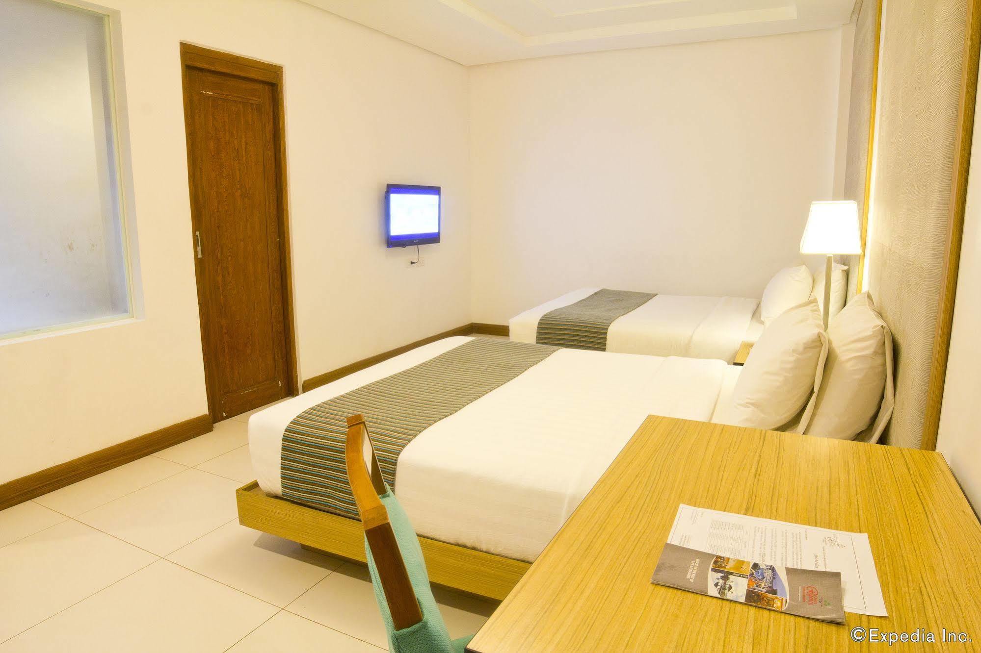 Crown Regency Courtyard Resort Balabag  Экстерьер фото