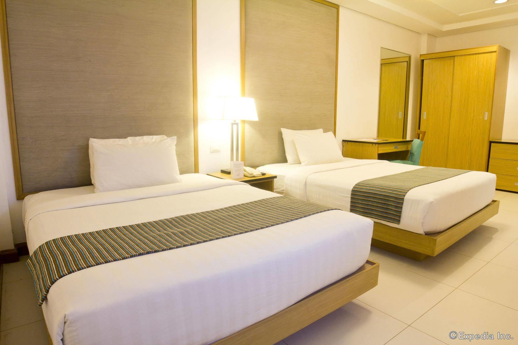 Crown Regency Courtyard Resort Balabag  Экстерьер фото