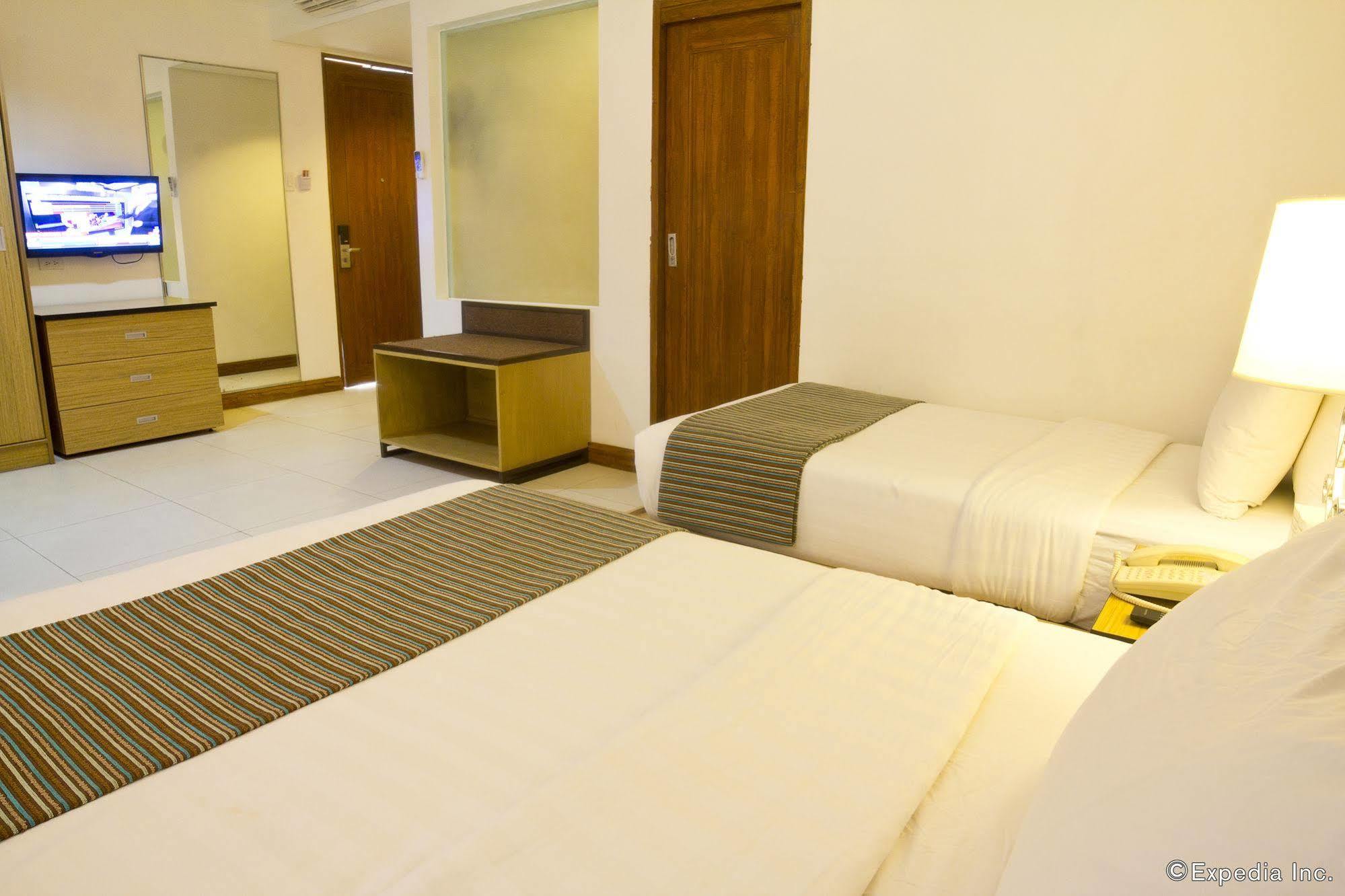Crown Regency Courtyard Resort Balabag  Экстерьер фото