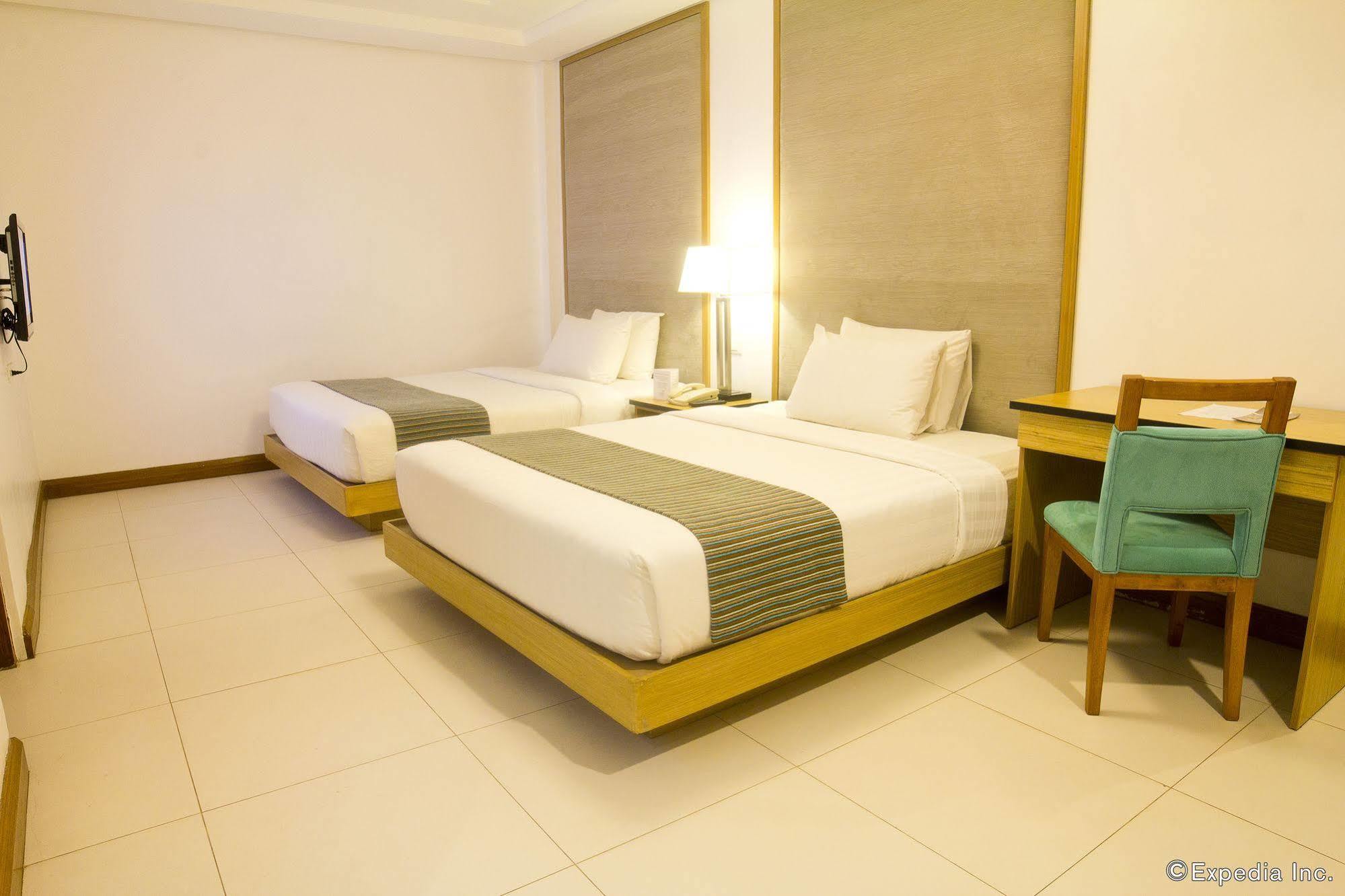 Crown Regency Courtyard Resort Balabag  Экстерьер фото