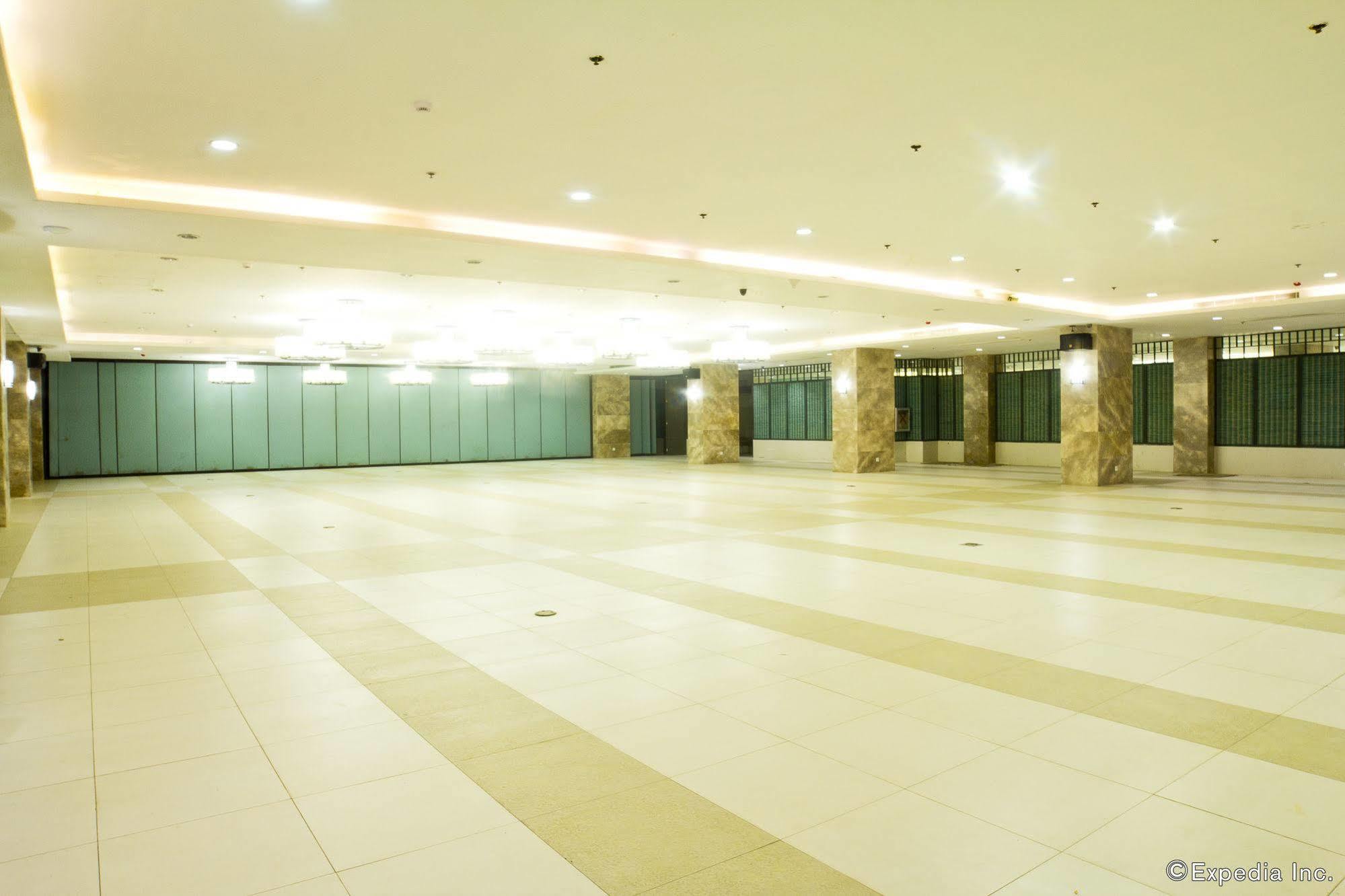 Crown Regency Courtyard Resort Balabag  Экстерьер фото