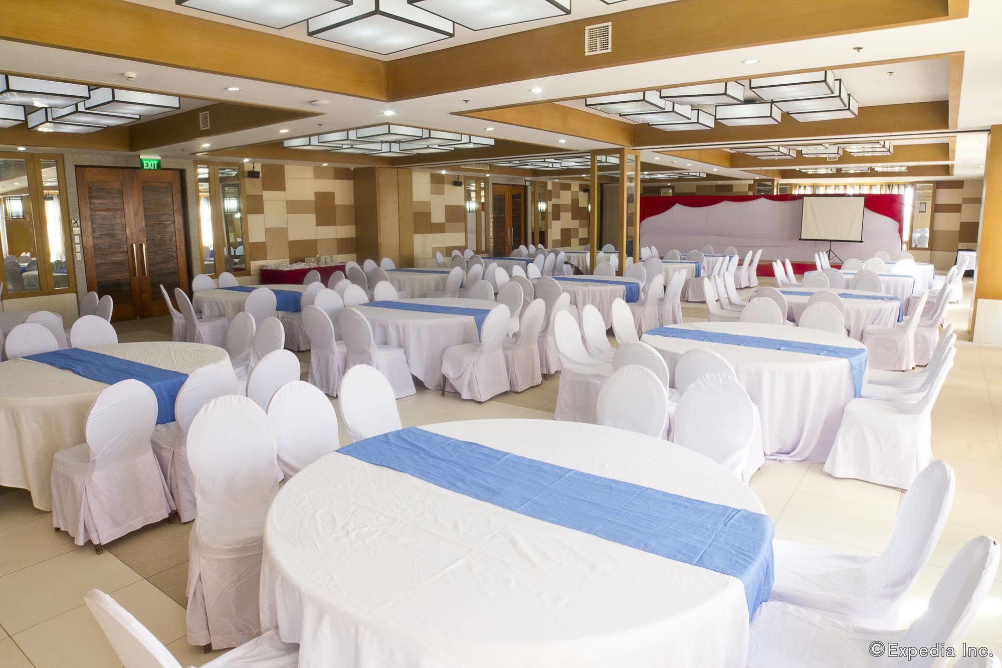 Crown Regency Courtyard Resort Balabag  Экстерьер фото