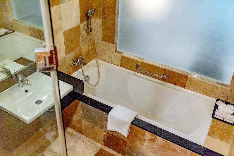 Crown Regency Courtyard Resort Balabag  Экстерьер фото